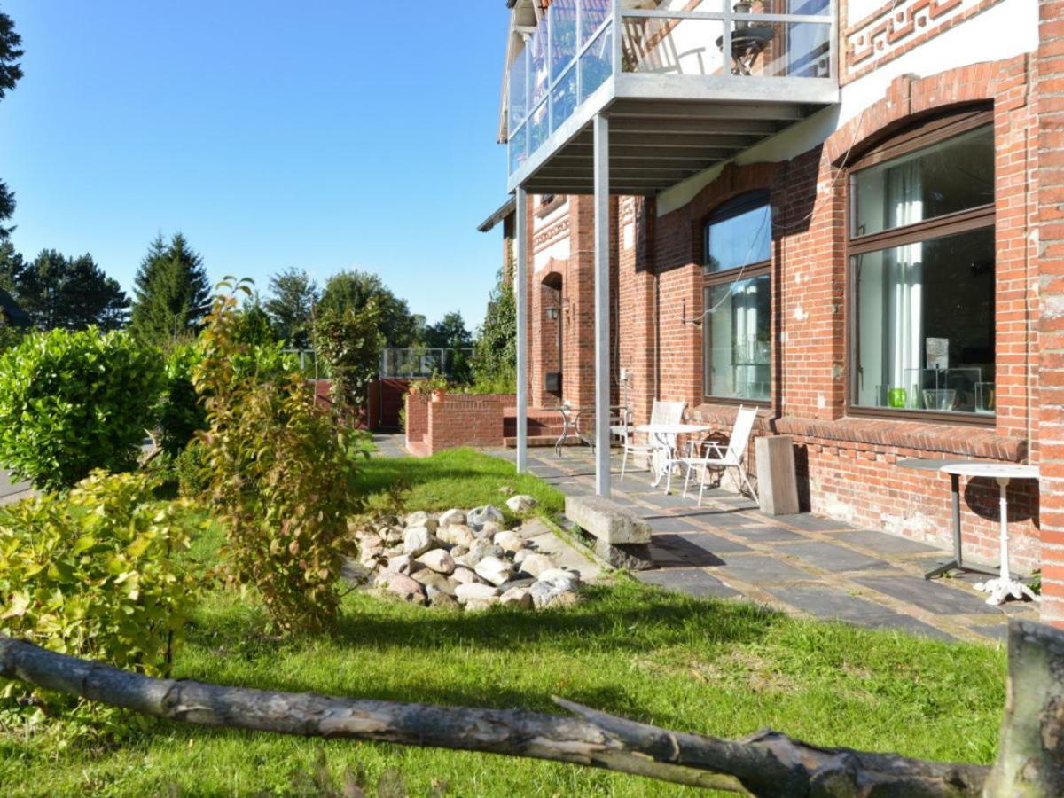 Kanalvilla - Urlaub Am Nord-Ostseekanal - Zwei Ferienwohnungen Im Angebot- Eine Im Dachgeschoss Und Eine Wohnung Mit Garten Sehestedt  Exterior photo