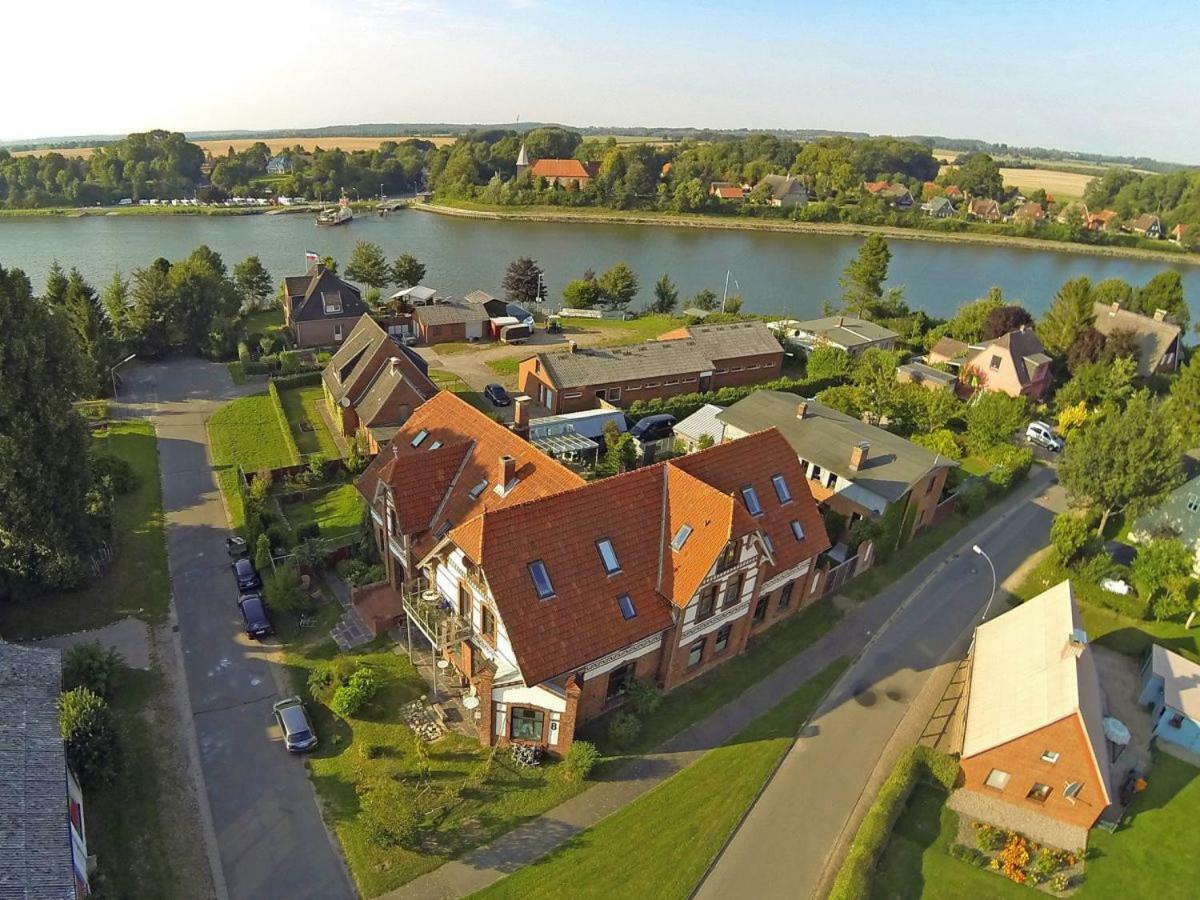 Kanalvilla - Urlaub Am Nord-Ostseekanal - Zwei Ferienwohnungen Im Angebot- Eine Im Dachgeschoss Und Eine Wohnung Mit Garten Sehestedt  Exterior photo